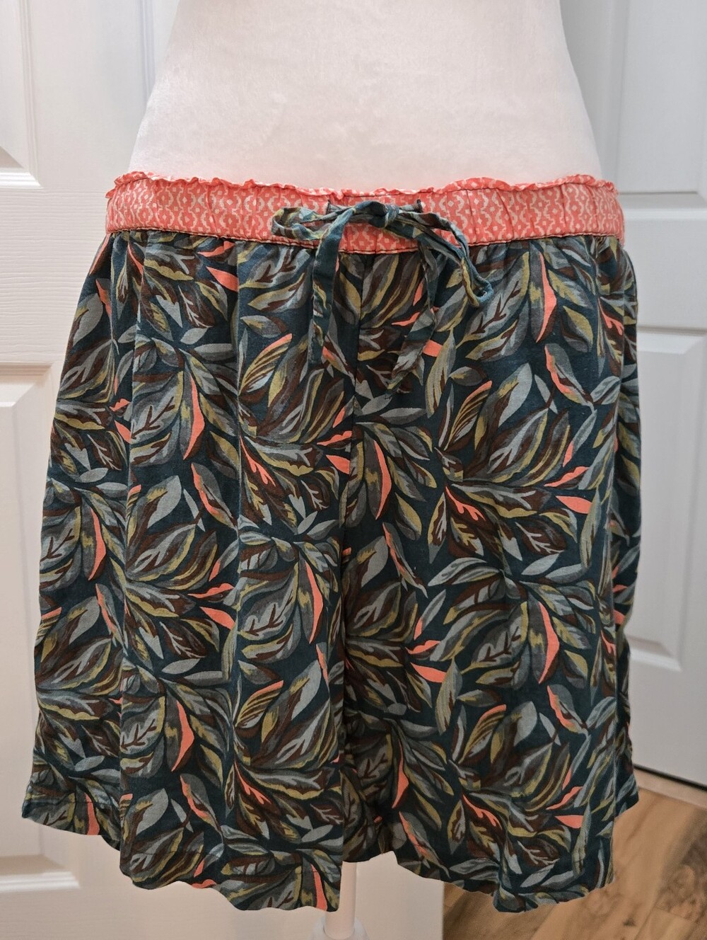 Sundance Coral and Teal Tropical Leaf-Print Tie-Waist Shorts Size M